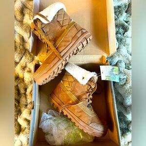 Bearpaw waterproof Inka size 9 NWT